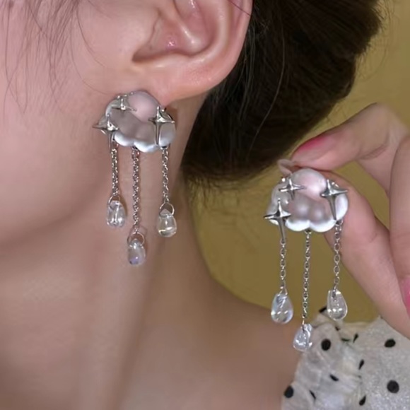 Cloud statement earrings - Picture 2 of 3